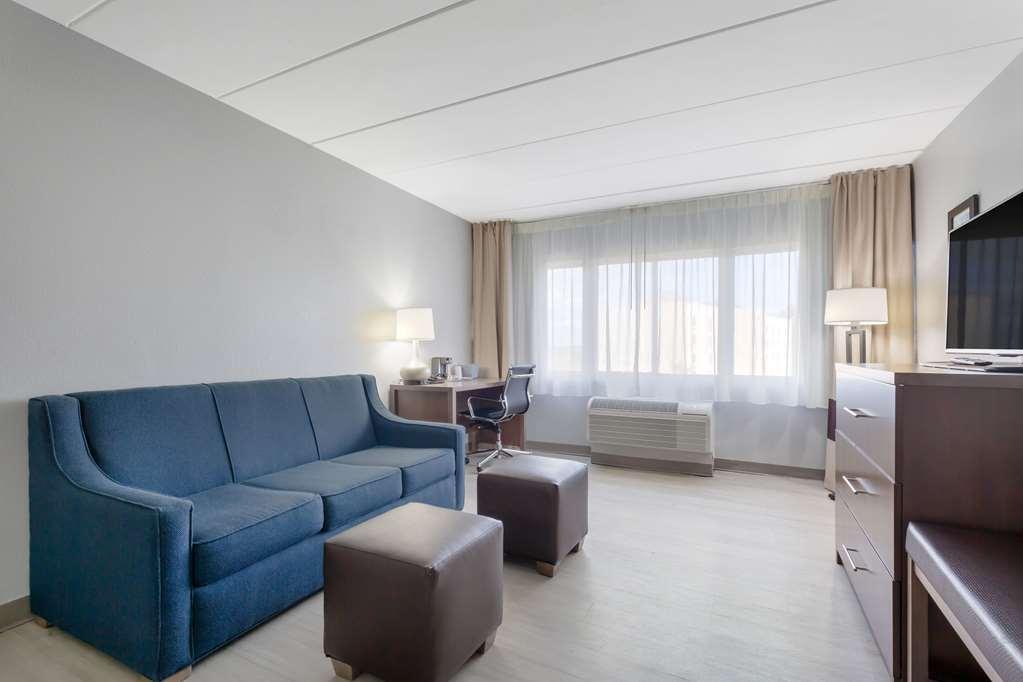 Clarion Hotel & Suites BWI Airport North Brooklyn Park Room photo