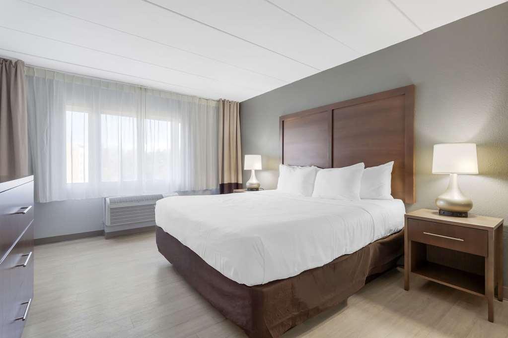 Clarion Hotel & Suites BWI Airport North Brooklyn Park Room photo
