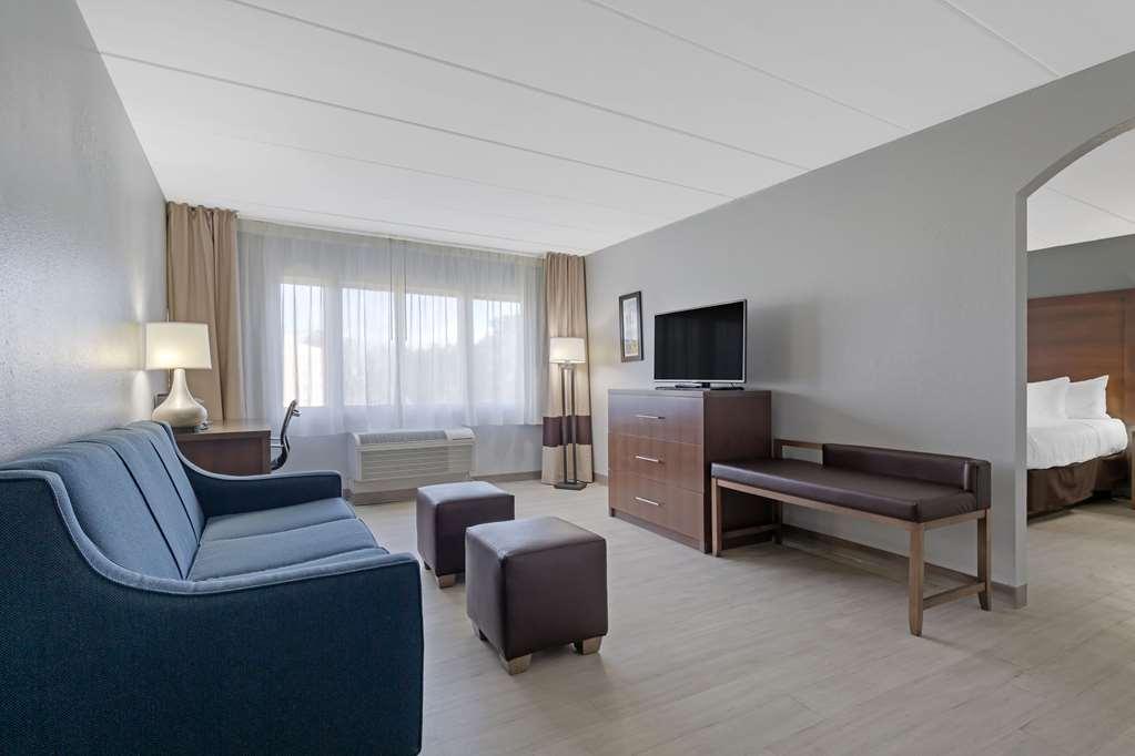 Clarion Hotel & Suites BWI Airport North Brooklyn Park Room photo