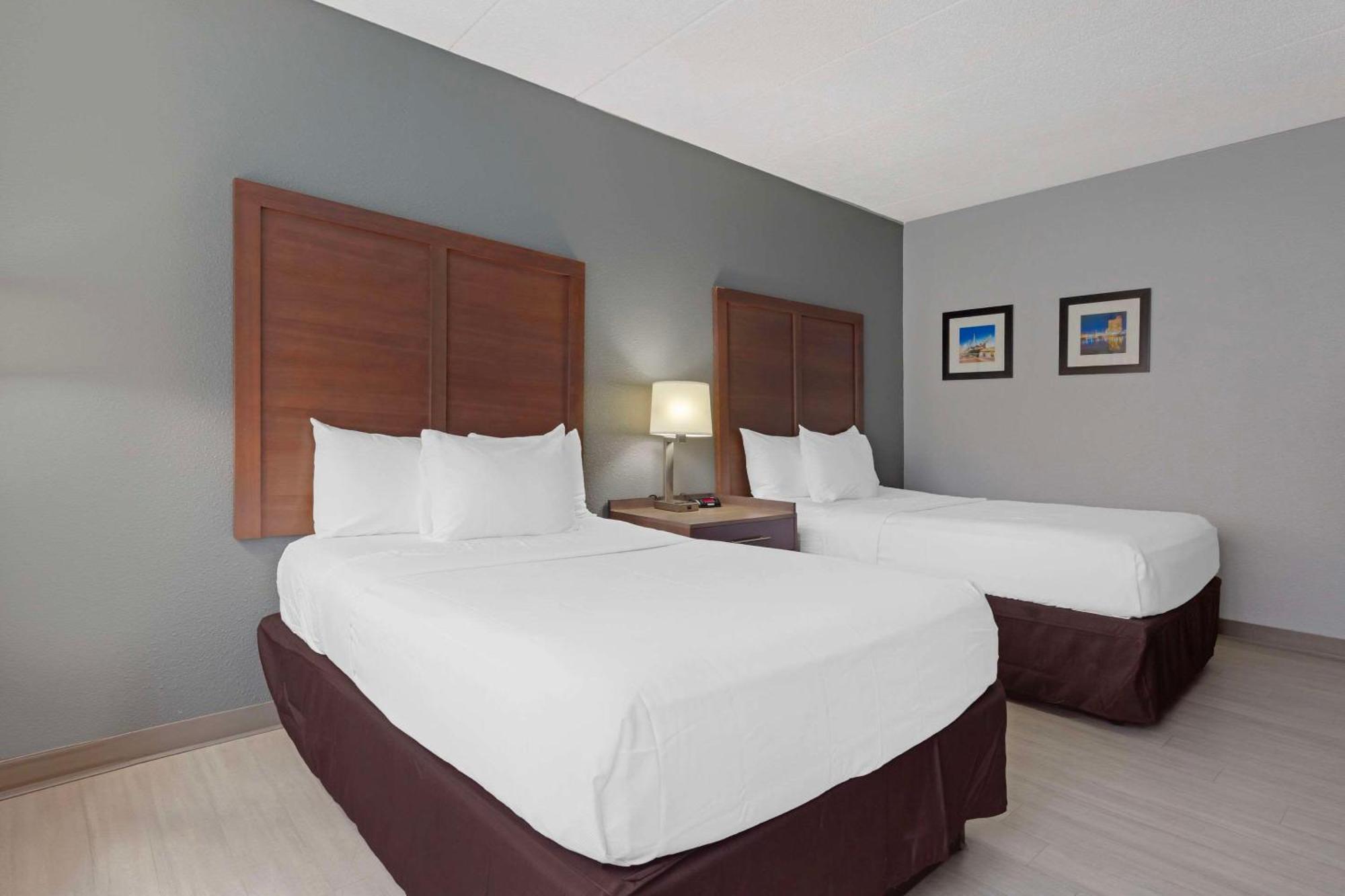 Clarion Hotel & Suites BWI Airport North Brooklyn Park Exterior photo